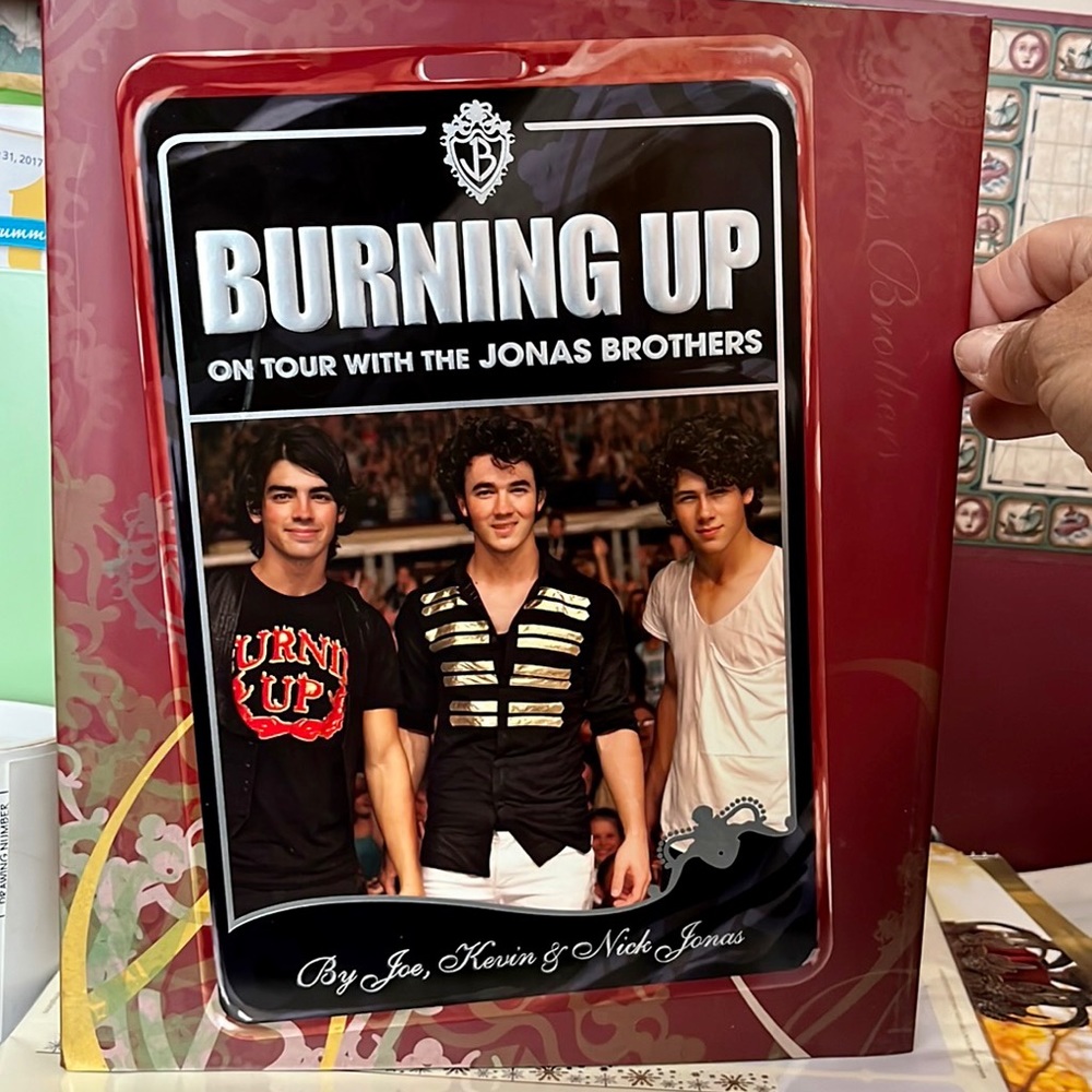 JONAS BROTHERS BURNING UP BOOK